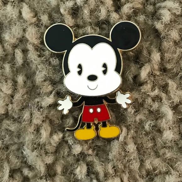 Bobble head Mickey pin - Picture 1 of 1